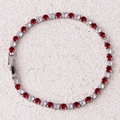 Detailopname van de zilveren tennisarmband met afwisselend rode en heldere zirkonia's - Rode Armband-Platina