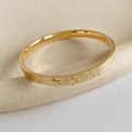 Primer plano de un brazalete dorado con motivos Mahjong y texturas florales - Brazalete con Patrón Mahjong (WB1656) / Dorado