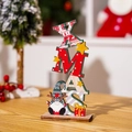 Dettaglio di lettere XMAS in legno con gnomi natalizi dipinti e motivi di scatole regalo - Ornamento in legno XMAS