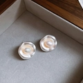 Gros plan de boucles d'oreilles en perles baroques argentées dans un écrin en velours - Argent-Blanc (Tige d'oreille en argent)