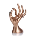 Support bijoux main en bronze pour bagues sur fond blanc pour vitrine de vente - Main OK / Doré
