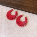 Pendientes de aro trenzados rojos estilo bohemio con cierre dorado en fondo - Pequeño / Rojo/Dorado