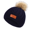 Bonnet en tricot bleu foncé pour enfant avec pompon en fausse fourrure et écusson - 40-50CM / Bleu marine