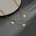 Collana a doppio strato in acciaio dorato con ciondolo a farfalla bianca e piccole perle - Collana con Farfalla (A705) / Oro/Bianco