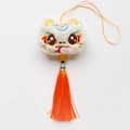 Détail d'un pendentif lion en peluche blanche avec broderies et long gland orange - Serpent Yuanbao / Blanc
