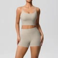Détail de l'ensemble de yoga sans couture sable avec brassière à fines bretelles et short - S / Haut Et Bas / Marron Camel