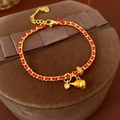 Détail du bracelet en corde rouge plaqué or avec gourde mate et charms cœur zircon - Rouge (Plaqué or véritable)