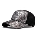 Gorra de béisbol con patrón de mosaico plateado y malla transpirable negra - Plateado
