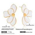 White flower stud earrings in stainless steel with gold edges and petal details - White (JDE0305079-WT)