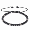 Détail du bracelet réglable en pierre noire mate avec perles en argent gravées - Pierre Noire Mate (07)