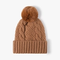 Berretto da donna in maglia a trecce color caramello con pompon in ecopelliccia - Cammello