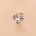 Primo piano dettagliato di un piercing al naso argentato a forma di cuore con zirconi - Taglia 6 / Argento