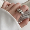 Anello a strati d'argento strutturato con finitura in metallo liquido e design - Stile Arricciato Argento