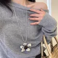 Dettaglio del ciondolo a fiore d'argento con gemma marrone su catena a serpente - 24# Collana Di Maglia A Serpente Argentata Ciondolo Fiore In Lega Grande Gemma Caffè (HN9668)