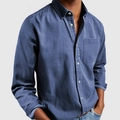 Detalle de camisa azul oscuro de manga larga con botones blancos y un bolsillo en el pecho - Azul zafiro