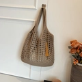 Borsa tote da spiaggia in maglia traforata marrone chiaro con nappa gialla decorata - Cachi