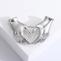 Minimalistische zilveren hart handen broche van gepolijst metaal voor truien - Zilver