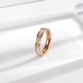 Roségoldener Titanstahlring mit weißer Muschel-Einlage und drei Zirkonia-Steinen - US 5 / Roségold