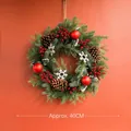 40cm Weihnachtskranz mit Schneekiefernadeln, roten Beeren und Naturzapfen - Rote Beeren & Kugel Kranz 40cm