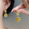 Boucles d'oreilles fleur vintage dorées avec pierres ovales jaunes et accents de cristal - 23# Boucles d'oreilles pendantes fleur zircone jaune plaqué or 18K (aiguille en argent)