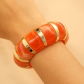 Detailaufnahme der klobigen orangefarbenen Marmor-Harzsegmente und Goldmetallringe - Breiter Elastischer Stil (KC Gold-0)