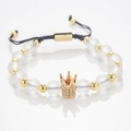 Bracciale intrecciato regolabile con perle bianche e corona dorata in zirconi cubici - Perline Bianche Opache / Corona Dorata / Zircone Trasparente / Bianco
