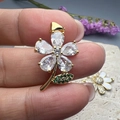 Detalle de un colgante de flor de circón de cinco pétalos con hoja verde dorada - Estilo E-Flor con Incrustaciones de Pedrería