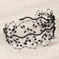 Dettaglio del cerchietto vintage con perline di cristallo nero e trama a rete su carta beige - Nero (TS-J2929)