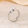 Gepolijste titanium stalen ring met ronde zirkonia solitair in een klassieke vierklauwszetting - US 6 / 4mm Zilver Gladde Stijl (KR100647-K)