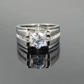 Bague classique pour homme en acier titane argenté avec solitaire et petits brillants - US 7 / Argenté