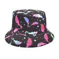 Detail van roze en paarse vleermuis- en sterpatronen op de zwarte bucket hat hoed - M (56-58cm) / 3# (Allover Gekleurde Vleermuizen)