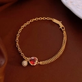 18k vergoldetes Armband mit rotem Herzstein und Kristallanhänger auf Satin - Gold mit rotem Herz