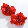 Vista detallada de pendientes de camelia de tela roja con centro de cristal brillante - Estilo 2 (Rojo)