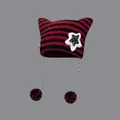 Berretto in maglia a righe con orecchie da gatto, motivo rosso e nero con stella e pompon - Righe Rosse e Nere