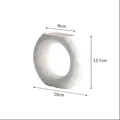 Weiße Donut-Keramikvase mit handgefertigter Textur und einer Höhe von 13,7 cm - Stil 032 - Weiß