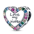 Makroaufnahme von Silber Herzanhänger mit bunten Zirkonen und Love my sister Gravur - Liebe Meine Schwester Farbstein Perle