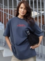 Ανδρικό oversized βαμβακερό t-shirt σε σκούρο μπλε με κόκκινη στάμπα με γράμματα - S / σκούρο γκρι