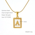 Detalle del collar chapado en oro 18k con colgante rectangular de nácar y la letra A - Letra A