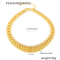 Detalle del collar de resorte de acero de titanio dorado con cierre de mosquetón - Dorado