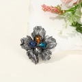 Spilla a fiore vintage in argento antico con cristalli colorati su base in pietra bianca - Stile Fiore Argento Antico