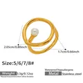 Vista de detalle del anillo de acero inoxidable chapado en oro de 18k con perla y tallas - US 5 / Dorado