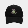 Detail von niedlicher Frosch- und Pilzstickerei auf einer schwarzen Baumwoll-Basecap - Verstellbar / Schwarz