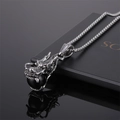 Detail der silbernen Drachenkette mit schwarzer Perle an einer massiven Box-Halskette - Drachenkopf Schwarze Perle