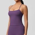 Detailansicht des lila Yoga-Tops zeigt nahtloses Design und elastisches Funktionsmaterial - S / Oberteile / Dunkelviolett