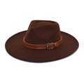 Vue détaillée du chapeau en feutre à large bord avec ceinture brune et boucle argentée - M (56-58cm) / Café