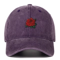 Primer plano detallado del bordado de rosa roja en gorra de béisbol vintage lavada - Púrpura