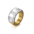 Gouden titanium stalen brede ring met half-omsloten edelsteen en geborstelde textuur - US 7 / Goud Transparant (KR52401-K)