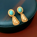 Dettaglio di orecchini vintage dorati con pietre turchesi su astuccio per gioielli - Orecchini - Oro - Blu (Perno in argento 925)