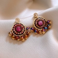 Details von Vintage-Boho-Ohrhängern mit rosa Steinen und bunten Perlen auf Seide - Silberohrstecker-Bunter Stein Rund