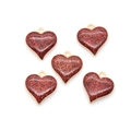 Set van vijf glinsterende donkerrode hartjes hangers met gouden rand voor DIY sieraden - Rood